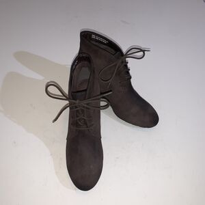Clarks Boots Womens Size 5.5 Brown Suede Wedge Ankle Lace Up Booties